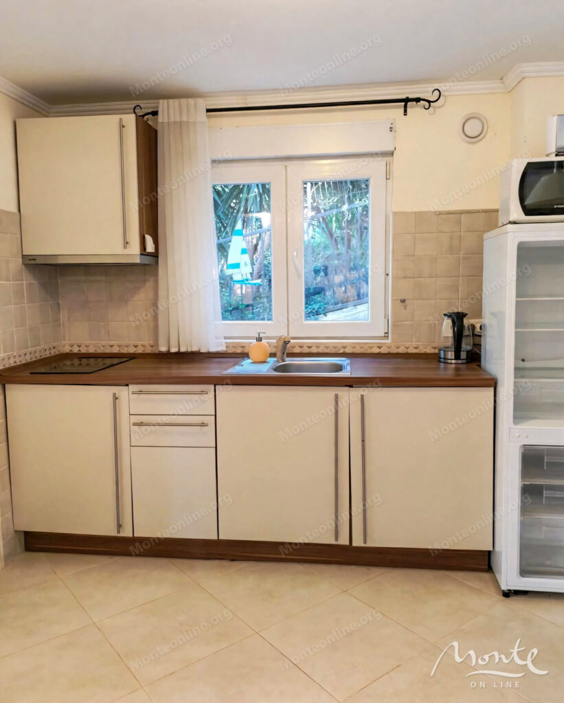 uyutnyj tryohetazhnyj dom s vidom na more i sadom v krashichah tivat 10