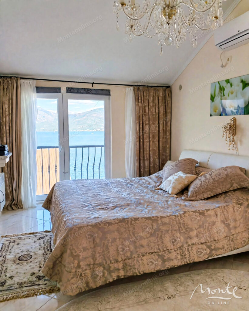 uyutnyj tryohetazhnyj dom s vidom na more i sadom v krashichah tivat 11