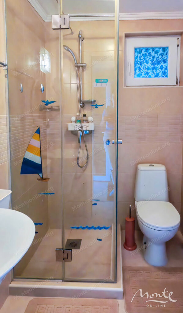 uyutnyj tryohetazhnyj dom s vidom na more i sadom v krashichah tivat 14