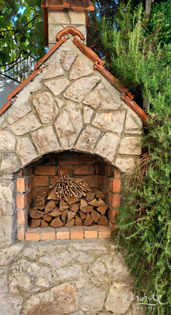 uyutnyj tryohetazhnyj dom s vidom na more i sadom v krashichah tivat 18