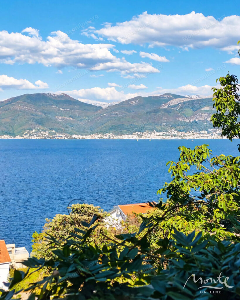 uyutnyj tryohetazhnyj dom s vidom na more i sadom v krashichah tivat 27